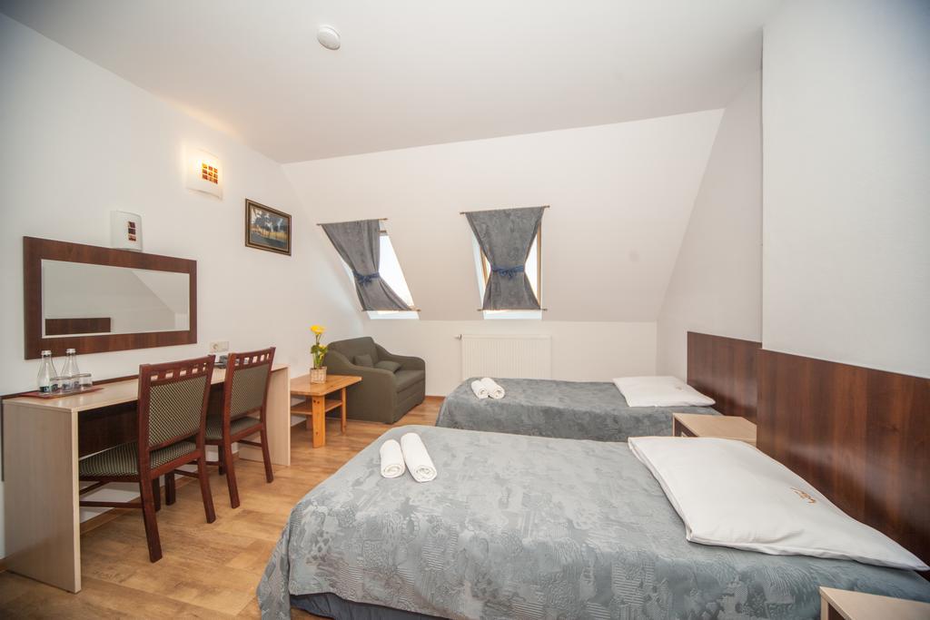 Hotel Ada Wiekszyce Ngoại thất bức ảnh